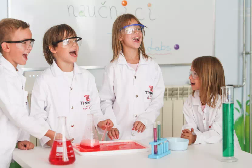 tinker labs, steam, steam módszer, játszva tanulás, természettudomány, mérnök, művészet, matematikai kísérletek, kémiai kísérletek, tinker szülinap, tinker tábor, gyakorlati tudomány, szórakoztató kísérletek