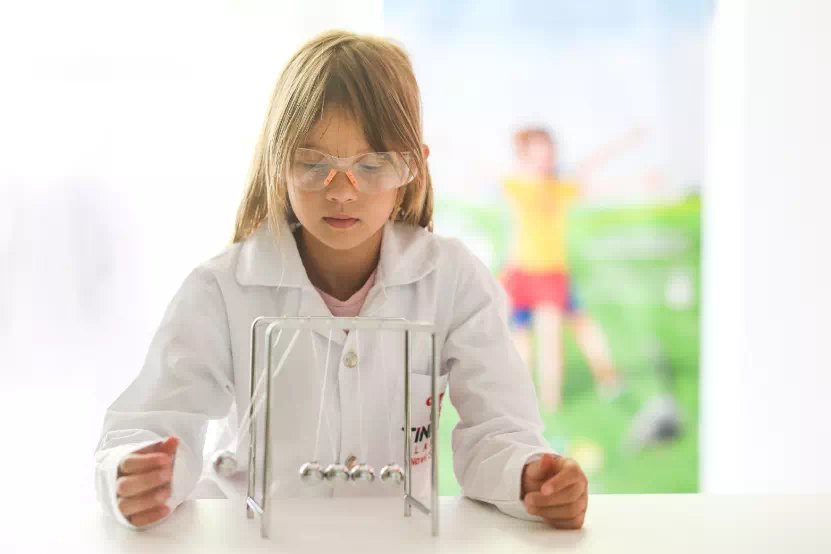 tinker labs, steam, steam módszer, játszva tanulás, természettudomány, mérnök, művészet, matematikai kísérletek, kémiai kísérletek, tinker szülinap, tinker tábor, gyakorlati tudomány, szórakoztató kísérletek