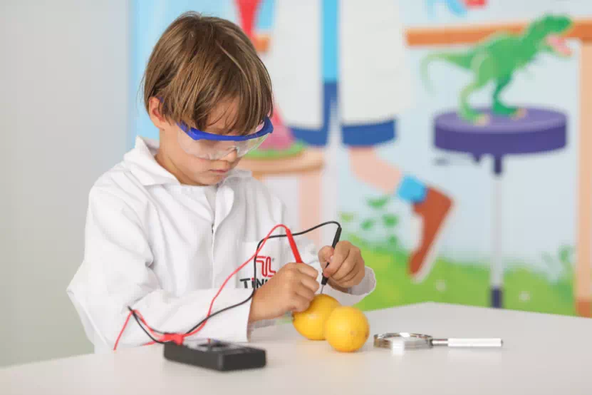 tinker labs, steam, steam módszer, játszva tanulás, természettudomány, mérnök, művészet, matematikai kísérletek, kémiai kísérletek, tinker szülinap, tinker tábor, gyakorlati tudomány, szórakoztató kísérletek