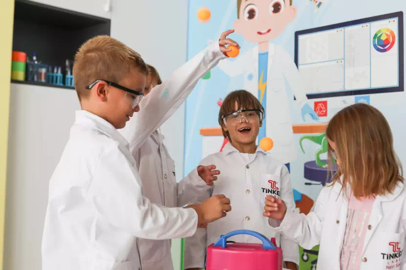 tinker labs, steam, steam módszer, játszva tanulás, természettudomány, mérnök, művészet, matematikai kísérletek, kémiai kísérletek, tinker szülinap, tinker tábor, gyakorlati tudomány, szórakoztató kísérletek
