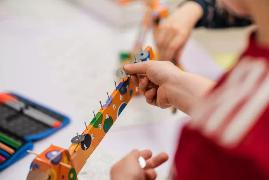 tinker labs, steam, steam módszer, játszva tanulás, természettudomány, mérnök, művészet, matematikai kísérletek, kémiai kísérletek, tinker szülinap, tinker tábor, gyakorlati tudomány, szórakoztató kísérletek