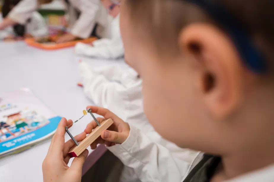tinker labs, steam, steam módszer, játszva tanulás, természettudomány, mérnök, művészet, matematikai kísérletek, kémiai kísérletek, tinker szülinap, tinker tábor, gyakorlati tudomány, szórakoztató kísérletek